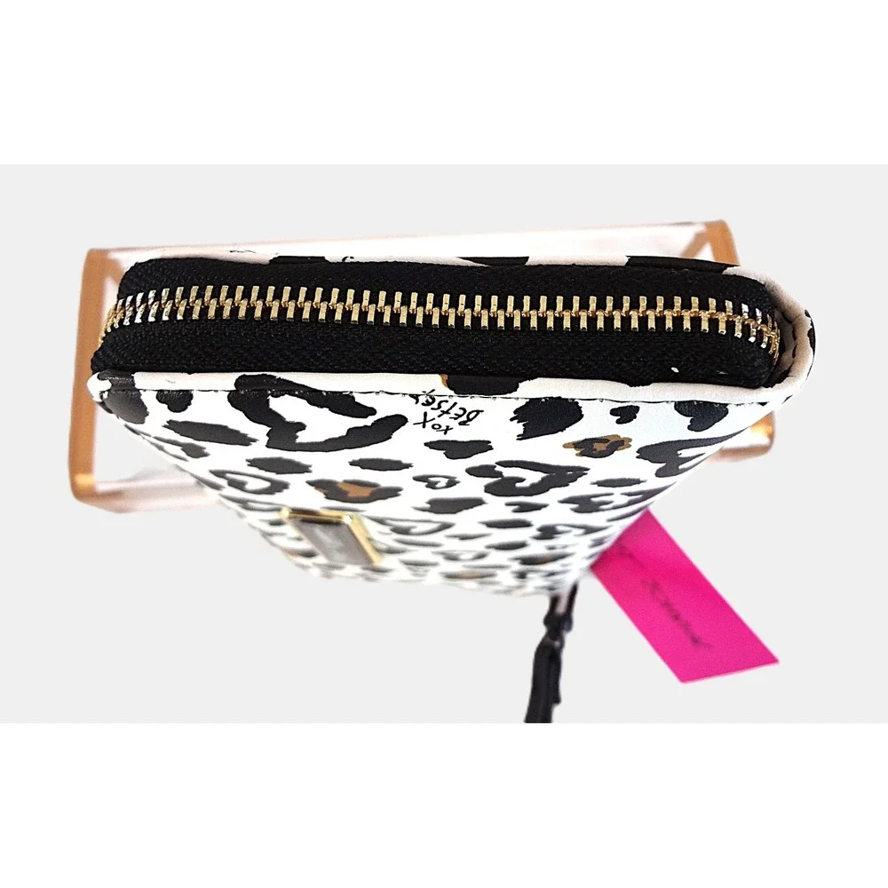 Betsey Johnson‎ Leopard Heart Print Wristlet Wallet Clutch Zip Around NWT